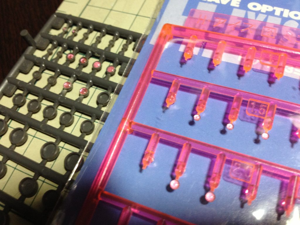 WAVEのHアイズ。クリアパーツの裏面はシルバーで塗装。