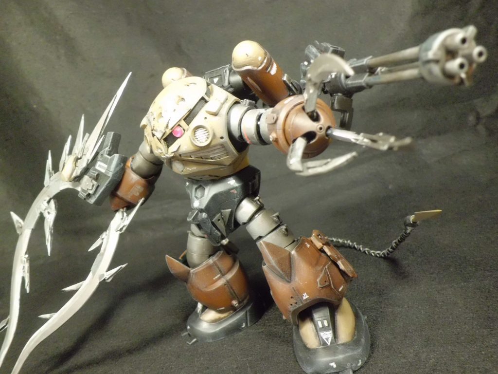 左腕はビームガトリングを保持、パージ可能。サンドロック改の肩アーマーを魚のヒレに見立てた意匠にしてへんなガトリングにしました。
脚部にも肩アーマーでヒレ状の意匠と、その内部に地上戦用バーニアを仕込みました。
モノアイは内側に磁石を仕込み、モノアイ裏に小さな針金を貼り、脱着、位置変更が可能。