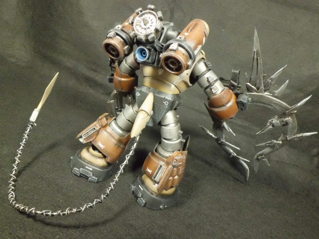 バックパックは水中での敵機の追撃、地上戦も想定して拡張。基部はMGのフリーダムのランドセル。尻尾はMGトールギスⅢのウィップの一部を使用。思いつきで太さの違う針金でワイヤー状の尻尾にしましたが、本来は尖端が収納されていて、船の舵の役割を果たし高速航行、水中旋回等を補助します。