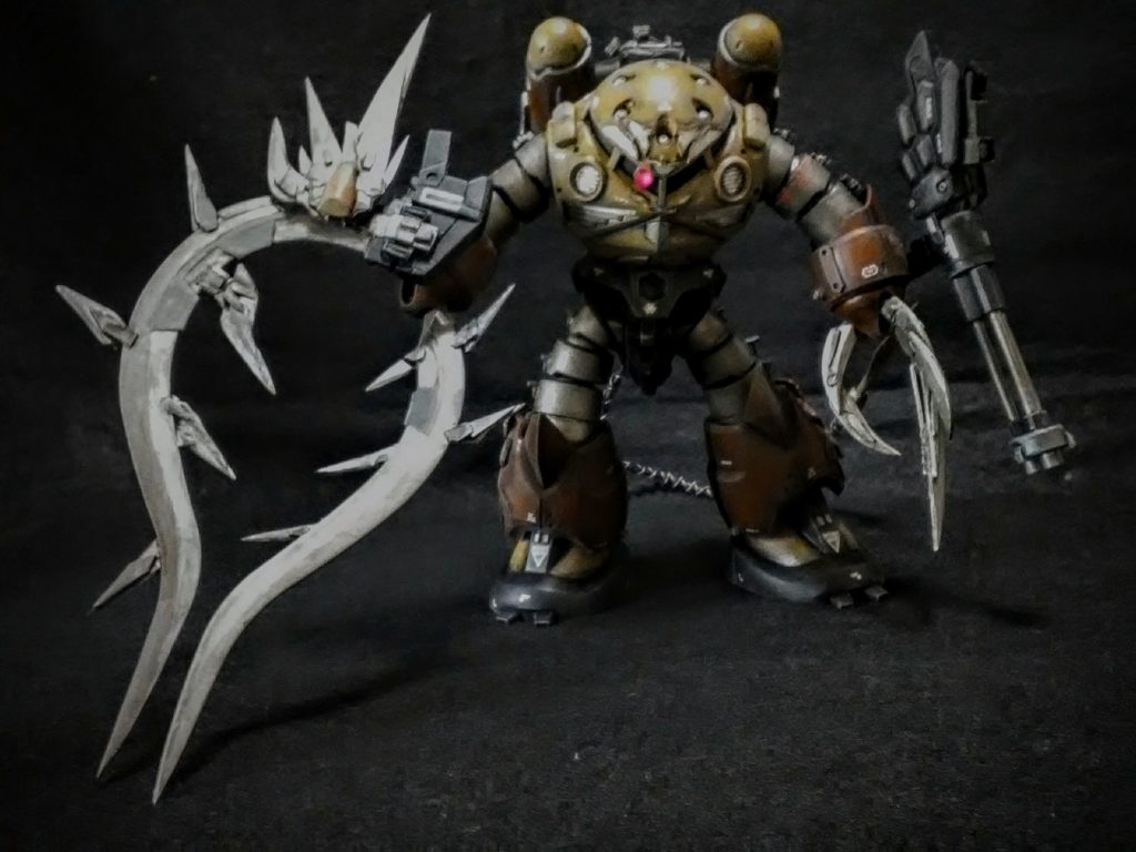 UC×ACのカスタムで、今回はズゴックとサンドロックをやってみました。
水中から岸部付近への攻撃と上陸阻止を主な任務にする揚陸部隊(あると捏造想定)の砂の海岸戦機体ということで、砂漠戦のサンドロック、それにショーテルの鋏で砂浜の蟹を意識しました。砂場での機体ということで汚しにも挑戦しました。
揚陸強襲及び阻止防衛部隊隊長機。任務においてマグアゴッグ隊を率い中東以西の海岸線で戦う。パイロットのシレン・ショウリ大尉は東洋系のジオン軍人で心は武士。生きのこったならば極東の祖先の生きた地を踏みたいと密かに思っている。……というオラ設定です。
「この武器の力も見ておきたかった」「……御免!」連邦の兵士にも「後の兵士のために」の兵がいて、シレン大尉は「連邦にも骨のある武人がいるな……」と斬り捨て御免!