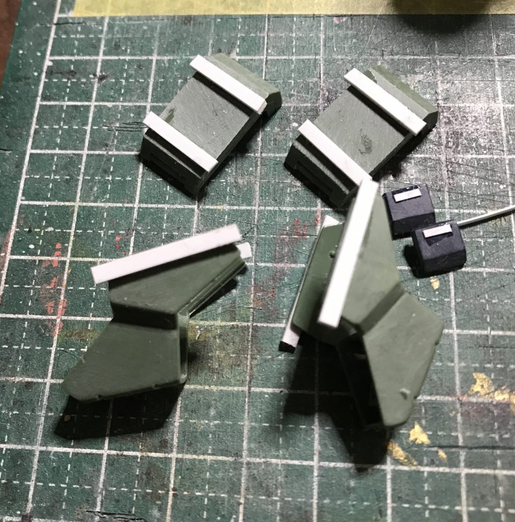 こんな感じでプラ棒を大きめに貼ってから、はみ出し部を切り落として削ります。