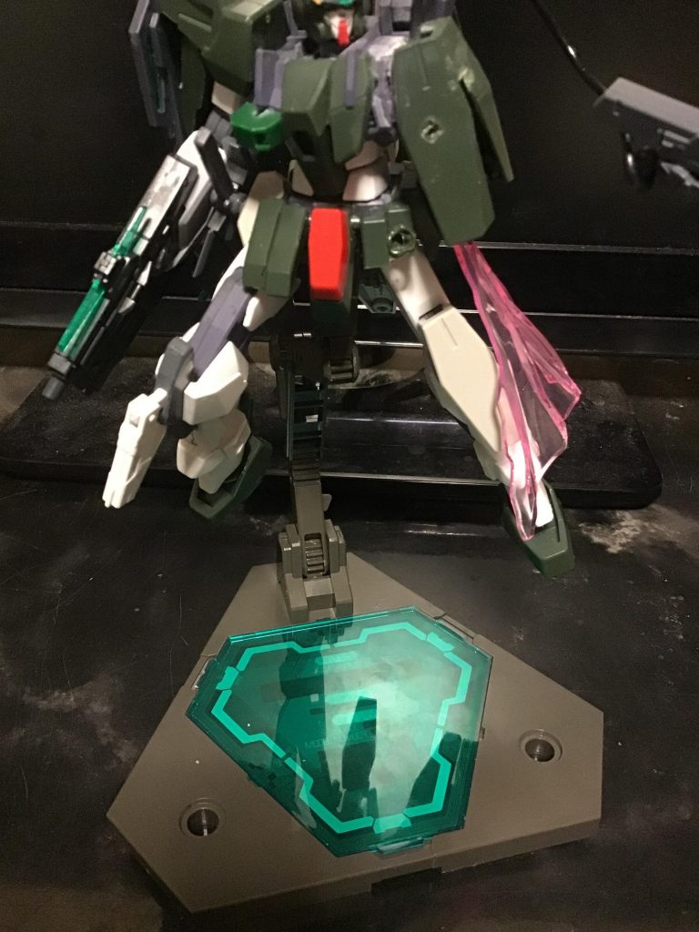 右膝に、シールドビットの代わりにビームピストル改をつけてみました。
サイドスカートにフェニーチェのビームマントをつけてみました。あと、このシールドビットはケルディムガンダムサーガのものです。