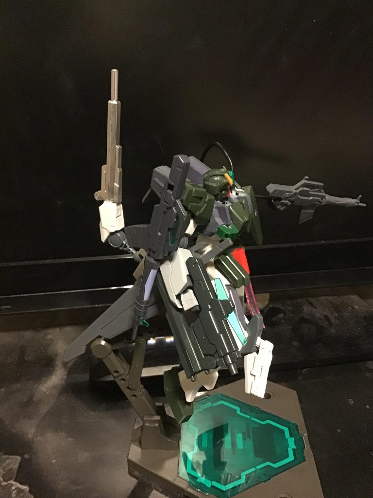 右の胸部に、デュナメスのパーツを使用しています。
サイドスカートには、GNロングソードをマウントしています。
右腕は、ザラキエルを使用しています。