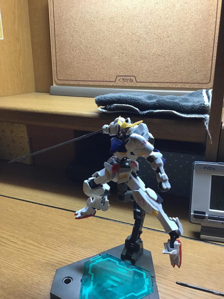 武器やフレームを黒鉄色に塗装しました。(わかりにくいですが)
あとは細かな部分塗装を多少施しています。