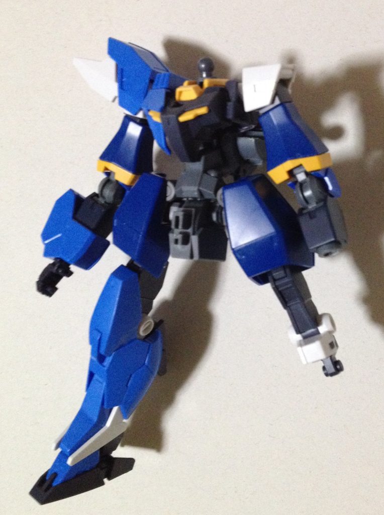 基本的にパーツをみながら切った貼った。こんなにグレイズが活躍するとは!成型色に頼るがゆえの苦労もあるのよw(いらん世話だっ!)腕の長さはバーザムのチャームポイントだから四苦八苦しました。(完成はこれより少しつまってます)