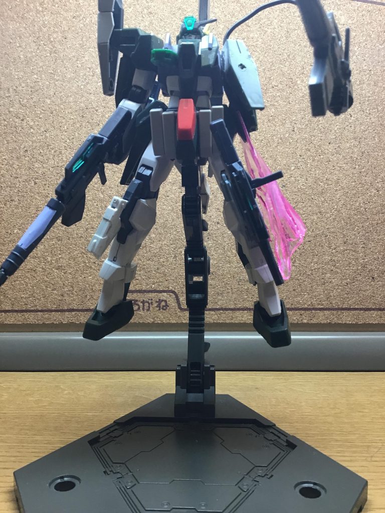 腰部のミサイルポットは、ケルディムガンダムサーガのものです。
左膝のサブマシンガンもサーガのものです。なので、下半身部は大体サーガのものです。