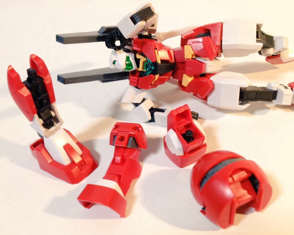 お気づきでしょうか？タイタスの手脚の関節にプラネッツシステムを組み込んだのではなく。マーズフォーアーマーも切り刻みながら、タイタスの切り刻んだパーツを貼ってます。