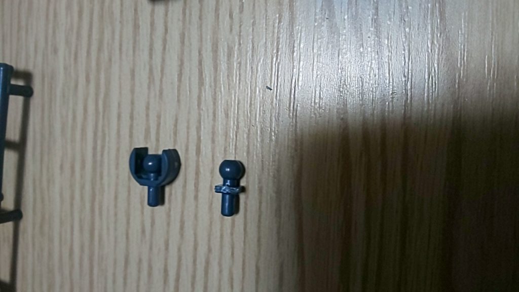使ったのはダブルオーガンダムの足首パーツです

両側のリングを切り落として
