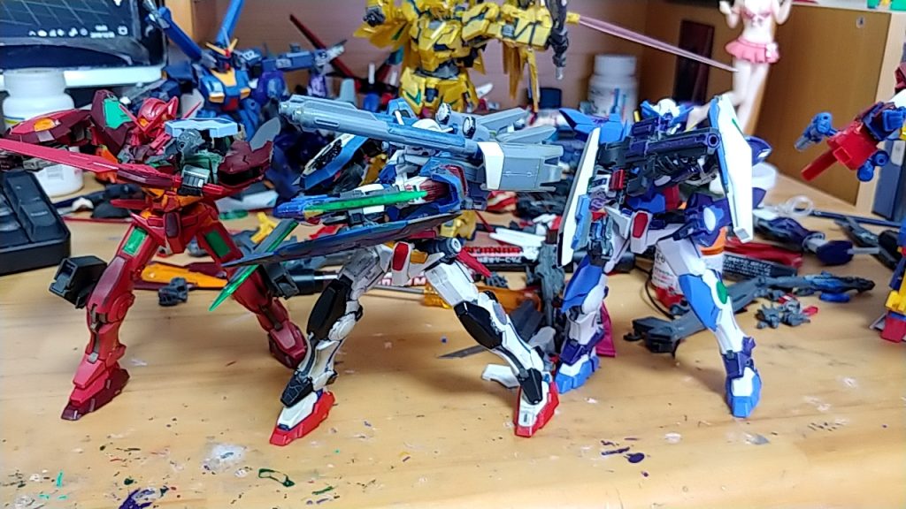 他のエクシアと並べて三本立て