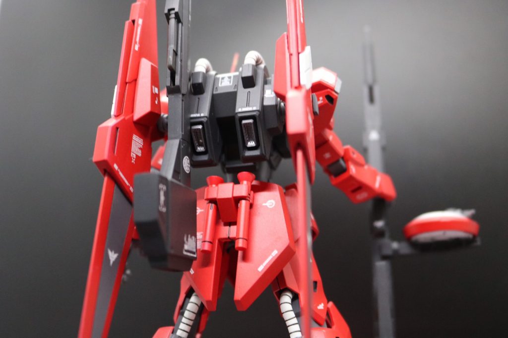 バックパックはHGUC百式リバイブの物を使用。ウイングバインダーは大きさと迫力を考えて百万式の物を使用しました。バーニア部分に関しては、肩部を含めてウェーブの角型バーニアに置き換えております。