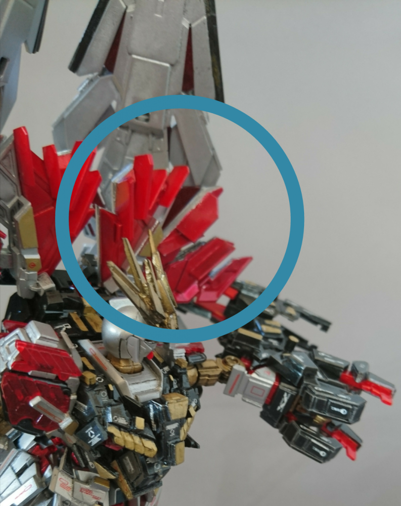武装4 アームド・アーマーXC+
今回のオリジナル武装で、バンシィ・ノルンのアームド・アーマーXCの強化版です。本来のXCと比べ一回り大きくなっており、「敵性サイコミュMSの感応波の送受信範囲が拡大されている」という設定です!
※因みに、XCにDEのパーツとプラ板で加工したものです。