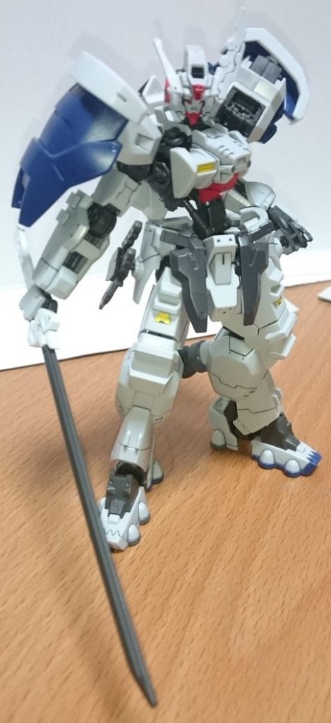 武器① 刀
本機のメイン装備。
足裏と脹脛についたブースターを使って繰り出される独特のムーヴ「SURIASI」で敵の懐に一瞬で潜り込み切り捨てる。