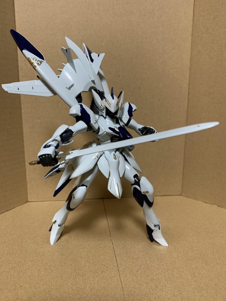 ナイトソードは特に無加工で使用しておりますよ。
この機体のモチーフは、あるイラストレーターの方がツィート上で公開されてたイラストがあまりにもどストライクだったので、そのイラストの見立てで作成しました。(あまりにていませんが…)
カラーは聖王国所属操兵の縛りとして白・青を中心としたカラーになるので、そちらに筆で塗り分けました。