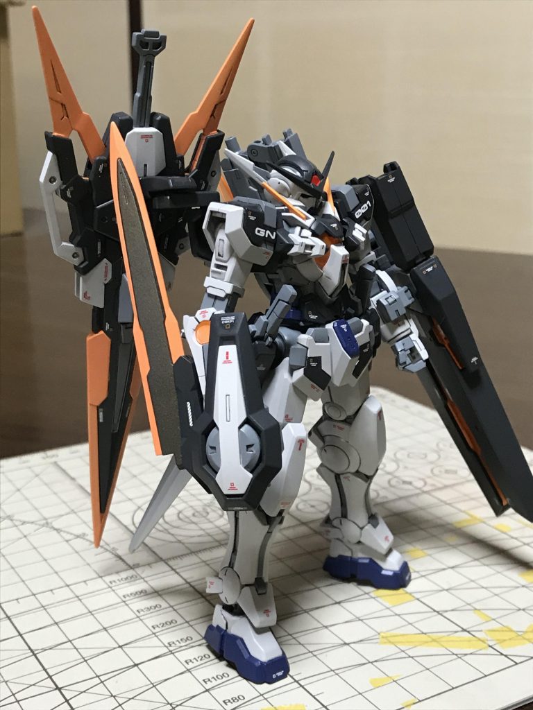 重装備画像2
GNソードの重量を左手のバズーカの重さでバランスをとっているのがバレちゃう画像です。