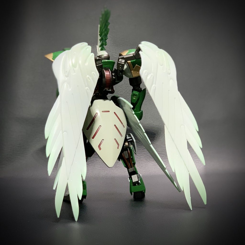 当然ながらこの機操兵は、飛行機能は有していない。しかしこの翼状パーツを使っての、高所からの短距離滑空は可能となっている。