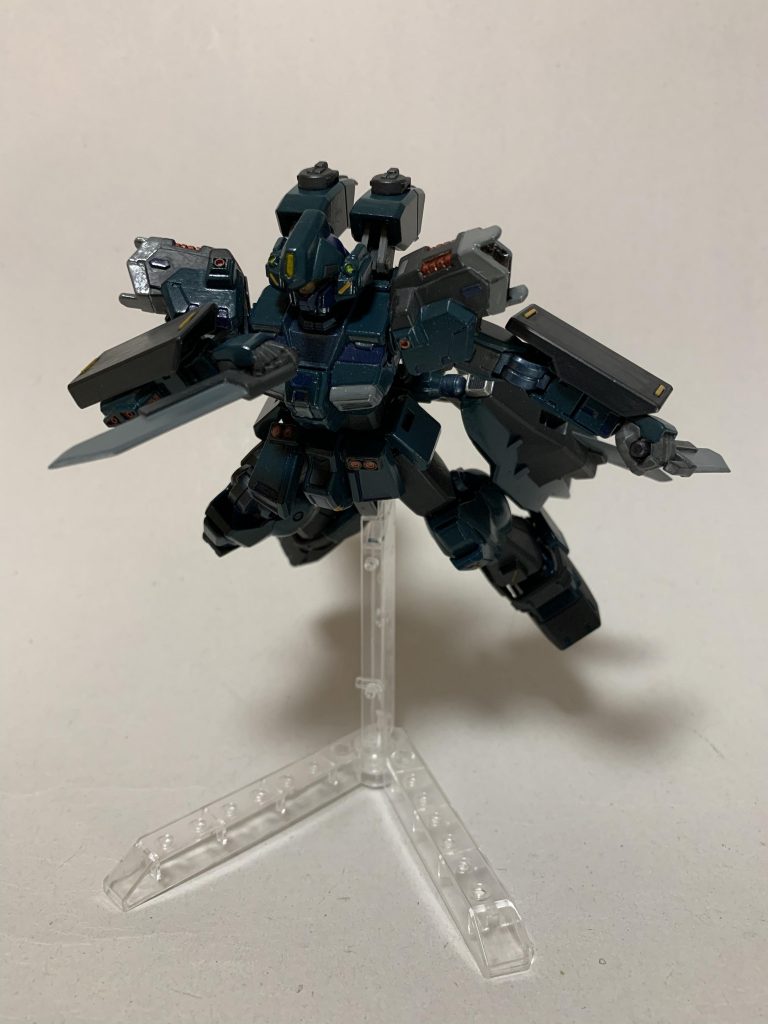 両腕の小型シールド内に大型ナイフを装備しています。高速で突っ込んで切り抜けるイメージです。
塗装はサフ無しの筆塗りを行なったので、塗膜が厚くなっています💦
操兵ワールドに登録させていただきました。