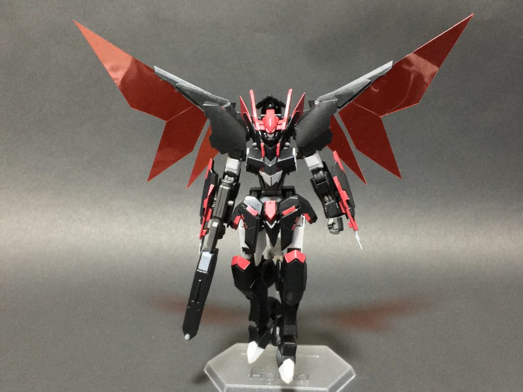 *lファンクション*
もう一つの戦闘形態。
背中のスタビライザーより光の翼を展開し、圧倒的な機動力を発揮する。
距離の離れた相手に対し、接近戦の間合いへ詰めるために形態である。汎用性にも優れることら、その他の状況でも使用される。
ナノラミネートコートの発動に必要なエネルギーを光の翼に回しているため、gファンクションと併用することはできない。そのため、両形態の使い分けがファイター/ダイバーに求められる。