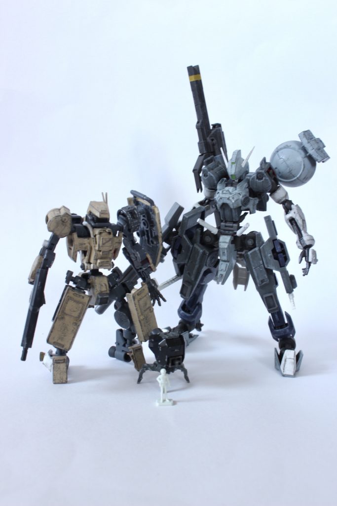 大きさ比較
手前が1/100のパイロット、右がガンダムΣ+(頭頂高およそ13m)。