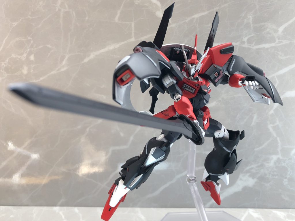 《ビームウィップソー》
メイン武器となる長大な蛇腹剣。
カバカーリーと同じラボで開発されたマズラスターのビームウィップの発展型という想定。
通常時は黒塗りの長剣、展開・発振することで蛇腹剣となり長射程からでも奇襲力に富む半面、扱いはとても難しい。