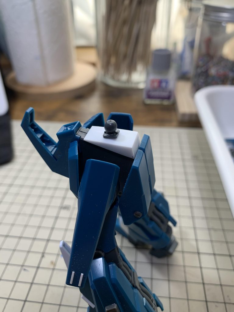 腰の延長は、6mm厚のブロックを作り斜めにカットして貼り付けました。
上半身を倒して腰が入った立ち姿になるようにスタイル変更しました。