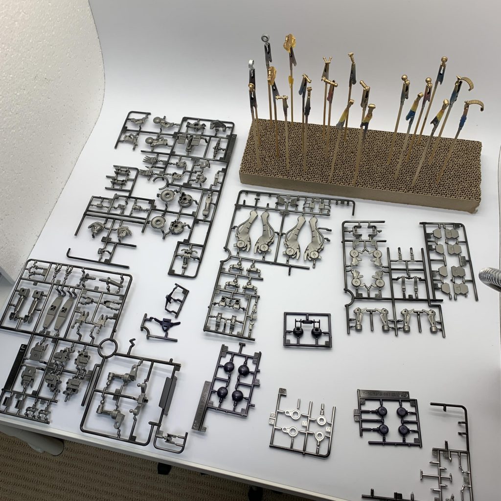 ▲塗装途中の写真、ランナー塗装の欠点はパーツの乾燥場所に困ることかと思います