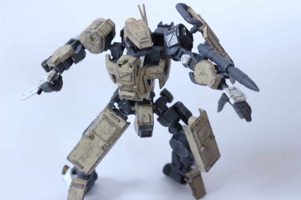 左腕部パイルバンカー
固定武装として、左腕にパイルバンカーを装備しているが、弾数は一発のみであるため、最終手段としての使用が想定されている。