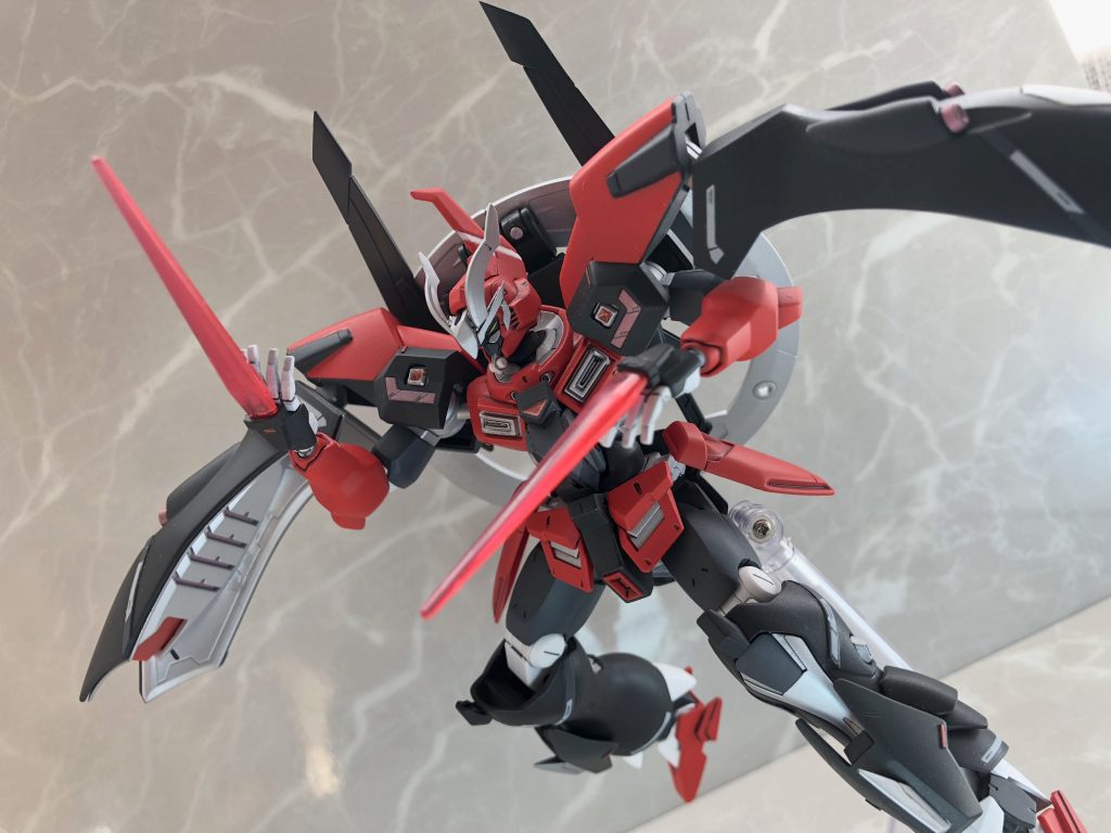 《ビームジャマダハル》
手甲サーベルを改修したもの。出力向上に伴って幅広刃になっており殴るように斬り込む。また拡散させると簡易ビームシールドにも。