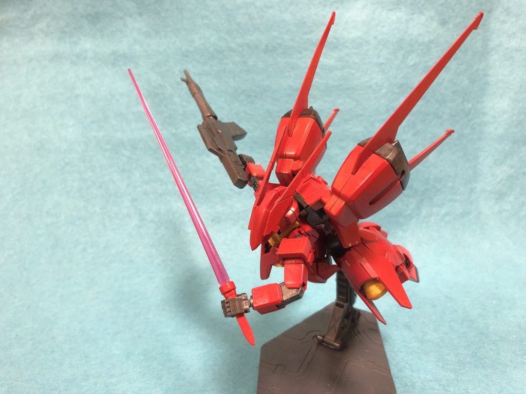 抜刀。殺人的な加速で急接近し、ビームサーベルで切り伏せる戦法を主とします。