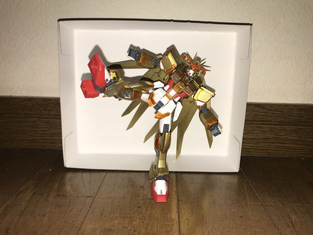 特殊能力他にも、多数に及ぶ以下の強力な特殊能力と機能を搭載している。瞬間移動能力ハイパームーンウイングから時空の歪みを発生させる事で、任意の場所にワープする。ワープ先は、本機の周囲に留まらず、地球全土から銀河全体の星々、果ては異世界や特殊な手段で作られた空間など、超広範囲かつあらゆる場所を、ピンポイントで選べる。加えて、連続で使用しても特にデメリットが無い為、本機の周囲でショートワープを連続して駆使する事で、敵を翻弄しながら攻撃する事もできる。重力操作能力本機に対しての簡易的な重力操作であり、長時間の滑空、落下位置の調整、無限ジャンプ、さらには推進力やエネルギーを用いない移動をも可能にする。多段ヒット機能両腕と両脚には、本機が放つ1発ごとの攻撃を2発以上に回数増加・自動調整する機能が追加されており、任意での多段ヒットが可能となっている。また、武器を使用した攻撃でも多段ヒットを発生させる事が使用できる。強化効果の無効化敵の戦闘システムに干渉し、攻撃力や防御力などに影響を及ぼす全ての特殊機能・特殊能力を停止させる。ただし、本機同様に特殊能力への耐性を持つMSや細胞の力自体が強すぎる為に能力や機能を無効化できないMSには通用しない。全能力の2倍強化ハイパームーンウイングから、内部コンテナに貯蔵されたクレッセントリッターを、本機全体を覆うように放出する事で、一定時間パンチ・キック・スピードなどを含めた本機の全能力を2倍に強化する。