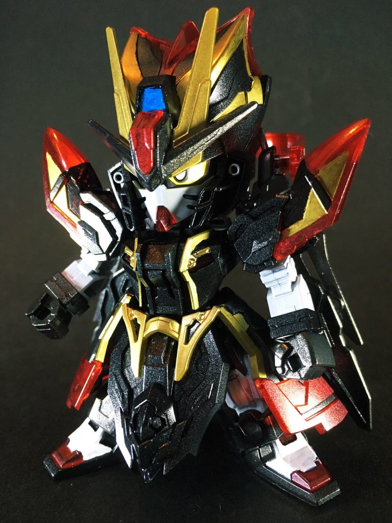 荀彧は三国志前半戦における曹操の功臣として、郭嘉と並ぶ筆頭の軍師イメージが固いですが、前作の三国伝シリーズでは荀彧ガンダムは外伝キャラという扱いでした。
ところが今回、創傑伝では並み居る曹操軍武将を抑えて堂々のキャラクター化参戦を果たしたので意外な配役に感じて驚きました。