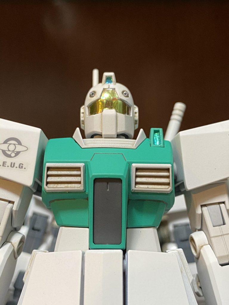 やってみたかったバイザーをサングラスみたいにするやつ。ハセガワさんのゴールドミラーフィニッシュの上に、HIQパーツさんのオーロラグリーンシールを貼ってみました。難しかった…。メインカメラなどの各センサーは付属のシールの上からオーロラシールです。