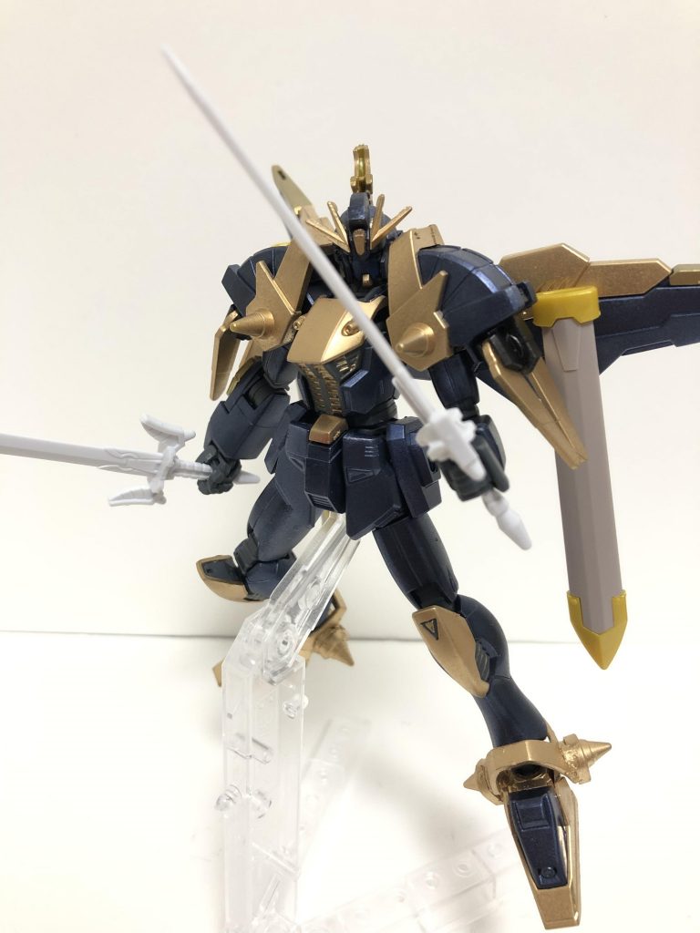 騎士モード
仮面を外し肩アーマーを下に下げ、背部バインダーを展開、二本の剣を使い空中からの高速戦闘を得意とする。