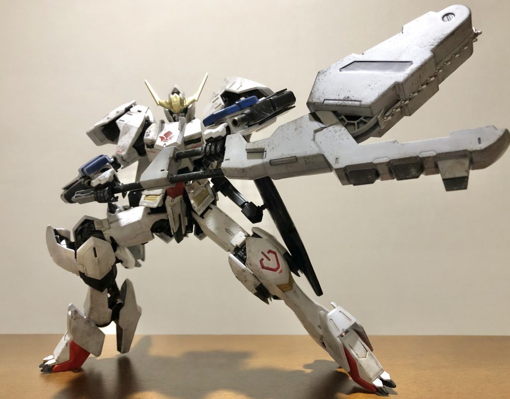 レンチメイスは1/100のをそのまま使用。レンチの開閉に連動してチェーンソーが飛び出します