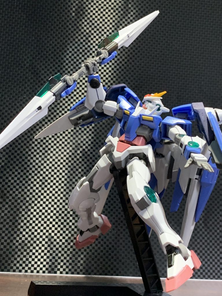 GNソードII
二刀流、ドッキングして長身剣として使用できるだけでなくライフルモードへの機能も備えた万能ウェポン。
前身のエクシアに劣らぬ近接戦闘への拘りを感じさせる装備！