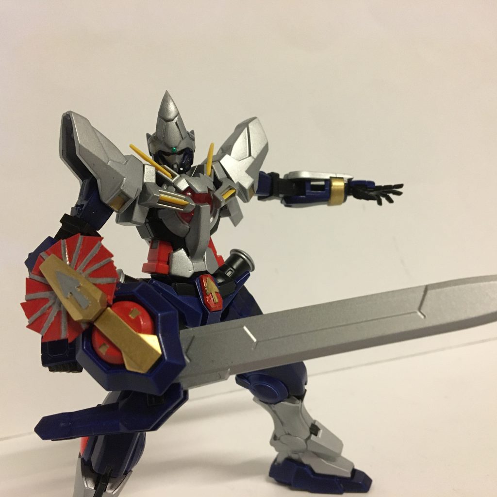 メイン武器のブレイラウザーはパーツ差し替えで展開状態も再現可能です。刀身は綺麗な銀色に仕上げることが出来ました。