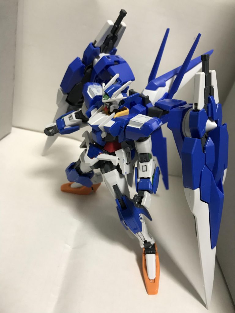 先ずは元々組み立てていたダブルオーダイバーの改造機を再設計したことから始まりました。バックパックの製作と足首をハルートの物に変更しました。GNバスターソードは再設計前から装備されています。