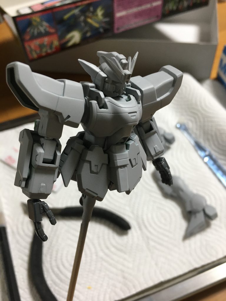 アンテナやヘッドはデザインナイフで
シャープにしたぐらいで、後は軽い表面処理ですかね。面出しとかもっとする余地はあったかな？また1/100の方で作ってみたいですね。