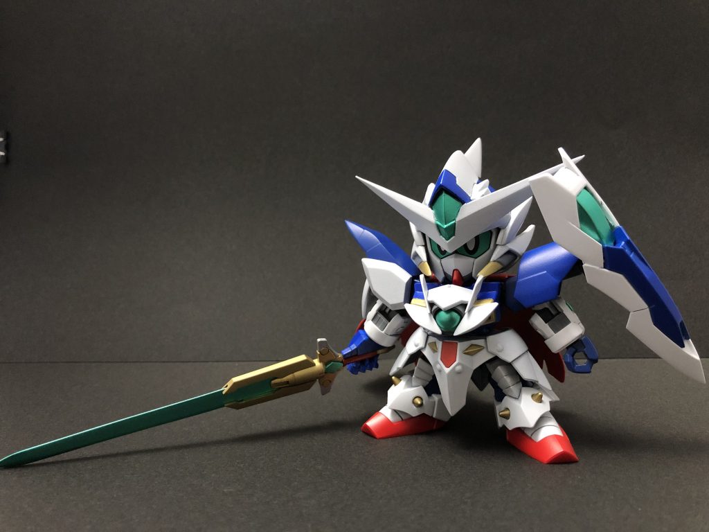 「その歪み、この俺が断ち切る!」
第二形態、騎士ガンダムエクシア。
騎士団から騎士ガンダムの称号を得、再生の剣と再生の盾を装備。再生の盾は折れたGNナイトソードを打ち直したという設定。