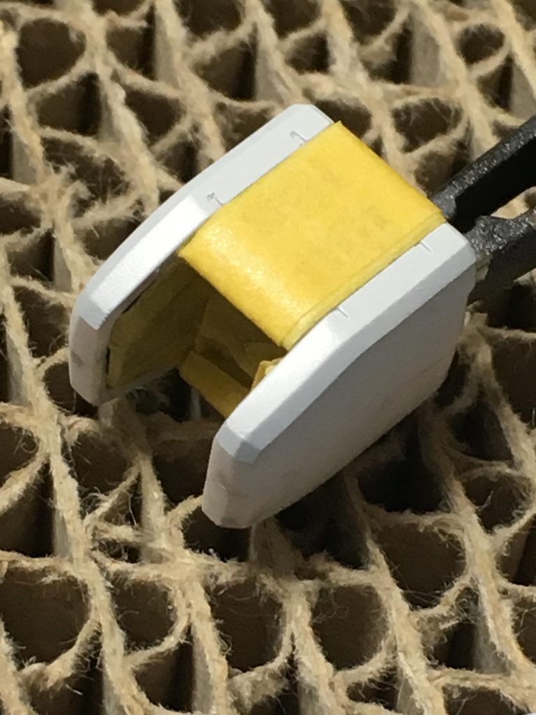 腕の側面は合わせ目があるので少し工夫が必要でした。
私は、内部フレームを塗装→腕装甲の前後(スリット部分)を塗装しマスキング→接着と合わせ目消し→(内部フレームの細かいマスキング)→白塗装 の手順を取りました。
どこからみても違和感がないように注意しました。