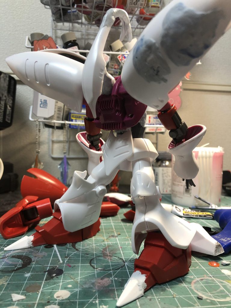 製作当初はめっちゃ猫背にするつもりでしたが 自立しないのでやめました笑