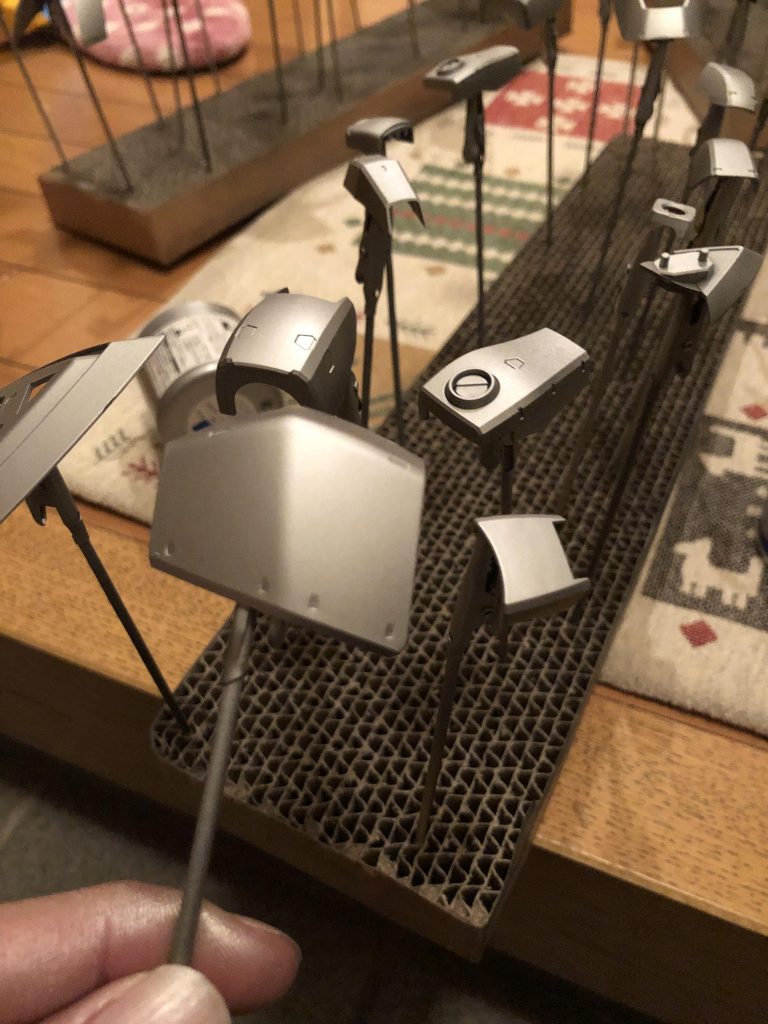 黒サフの次にシルバー。あとはこの上にメタリックオレンジ、メタリックグリーンに各クリアカラー。