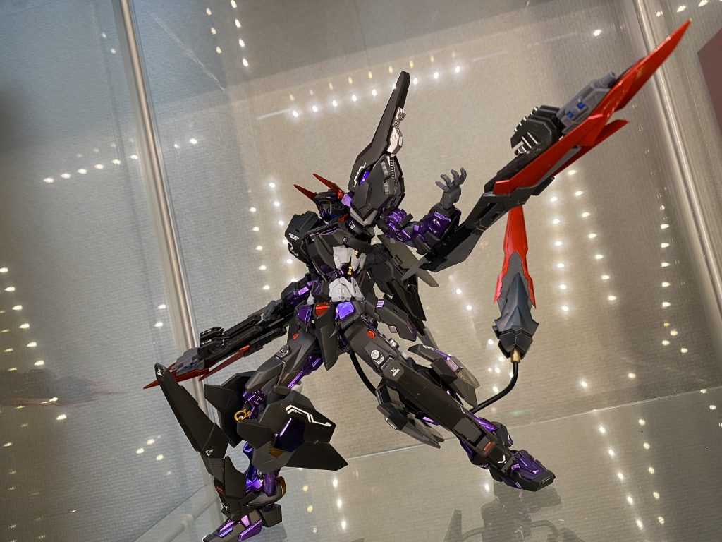 腰部のウェポンラックを腕に装備する事で大型クローにすることが出来ます