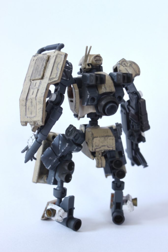 リアビュー
バックパックの構造は、中央に大型のメインスラスターを配置し、左右にウェポンラックを設けるという至ってシンプルなものである。
腰部にはカイラルエレクトロニクス社製の大容量バッテリーを装備しており、稼働限界時間は従来機の2.3倍となった。
脚部にはスラスターが集中しており、本機の高い機動力を支えている。