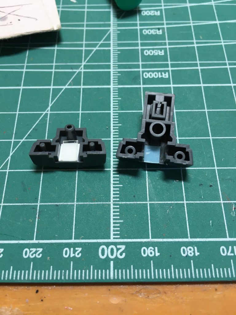 　ヘイズル改同様、腰のポリキャップが前後に回転します。シールド・ブースターやフルドドが背中に合体すると重さでのけぞるので、プラ板を内部に接着して稼働を制限してあげます。