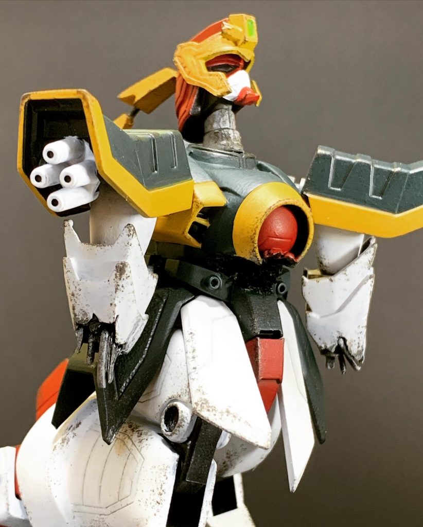 破壊された箇所を作るのは楽しい作業でした。アンテナを折って、両腕はニッパーでベキベキ破ってプラ板の欠片やリード線を詰め込んで内部再現。左のゴッドフィンガーをくらって風穴があいた腹部はヒートナイフで溶かしました。