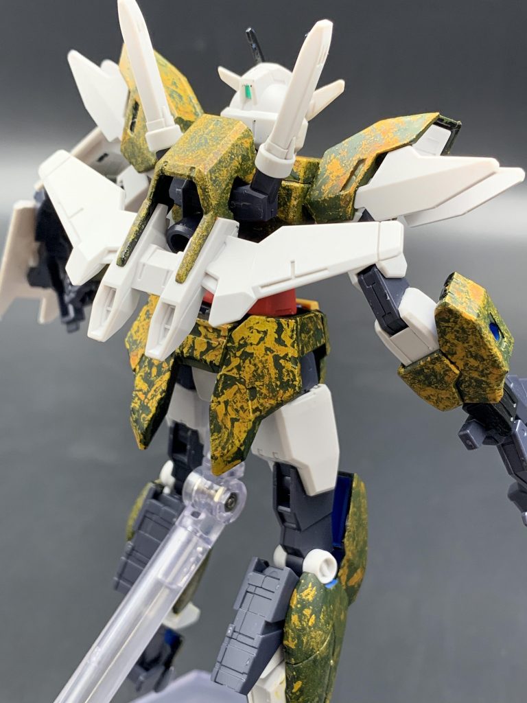 キットの青色部分をラップ塗装で色変えしてみた。ベースはMr.カラーの黒で、ラップ塗装のシルバーは水性ホビーを使用。その上からファレホのクリアオレンジを塗って仕上げてます。オール筆塗りです。