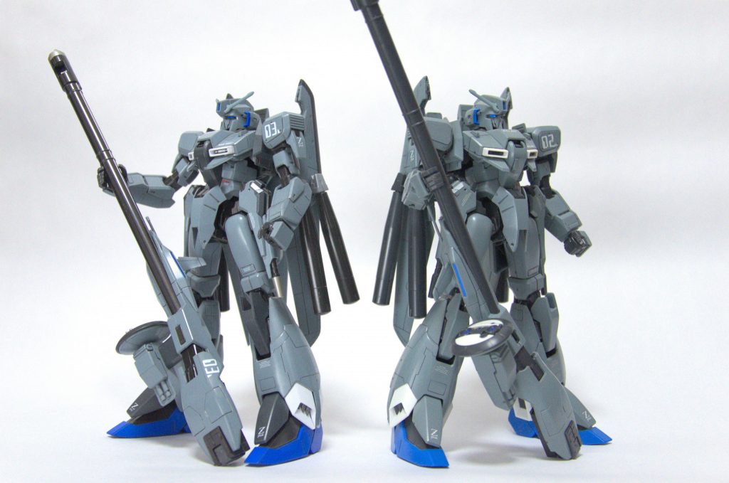 学生の頃に作ったMGゼータプラス(右)と比較。今回はフレームを塗装したのでいい感じの関節の渋みになりました。