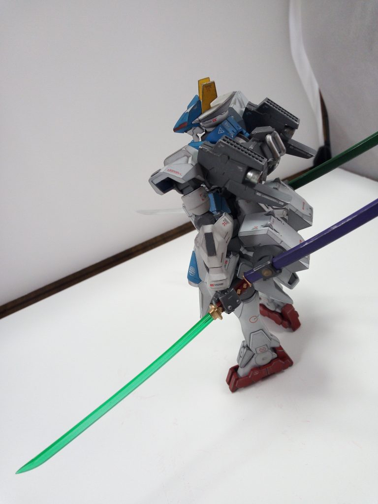 鞘も筆塗の方が趣あるかなぁって思って面倒なことに筆塗してます。
これは圧倒的にブラシで塗った方が早かっただろうなぁ…