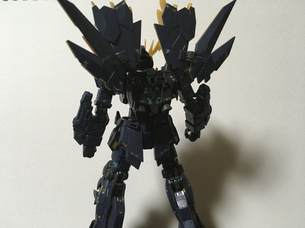 サイコフレームをガンダムマーカーのメタリックグリーンで塗る→組み立て→デカール→つや消し
って過程で作ってます。