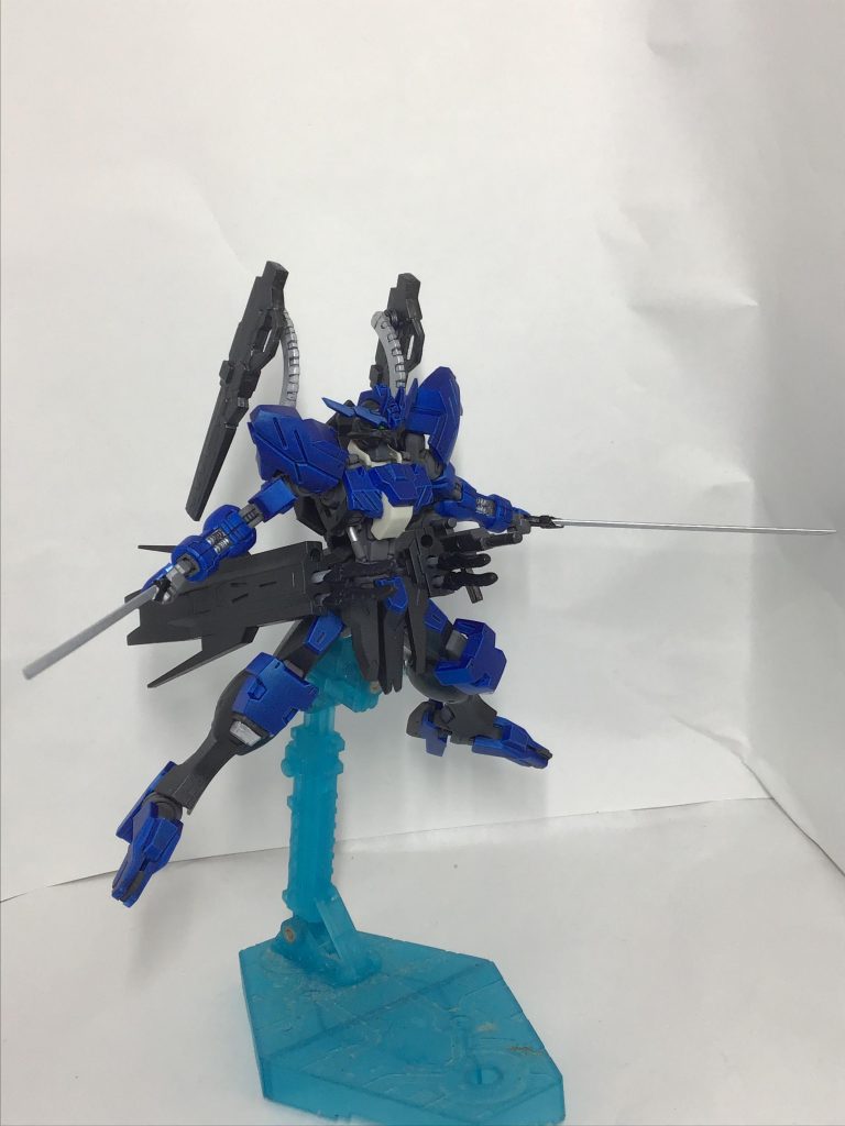 刀は、バーストサーベルの刃が格納されてた場所に左右合わせて6本格納してます。